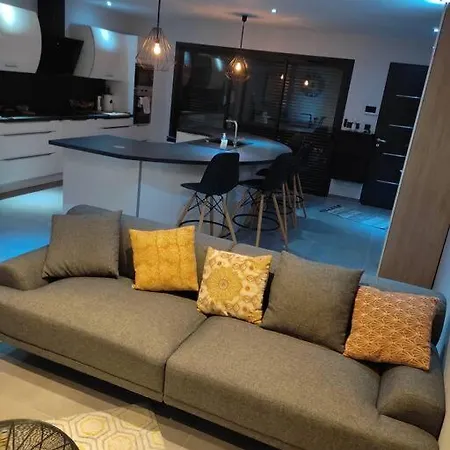 110m2, 3 Chambres, Piscine. Villa *
